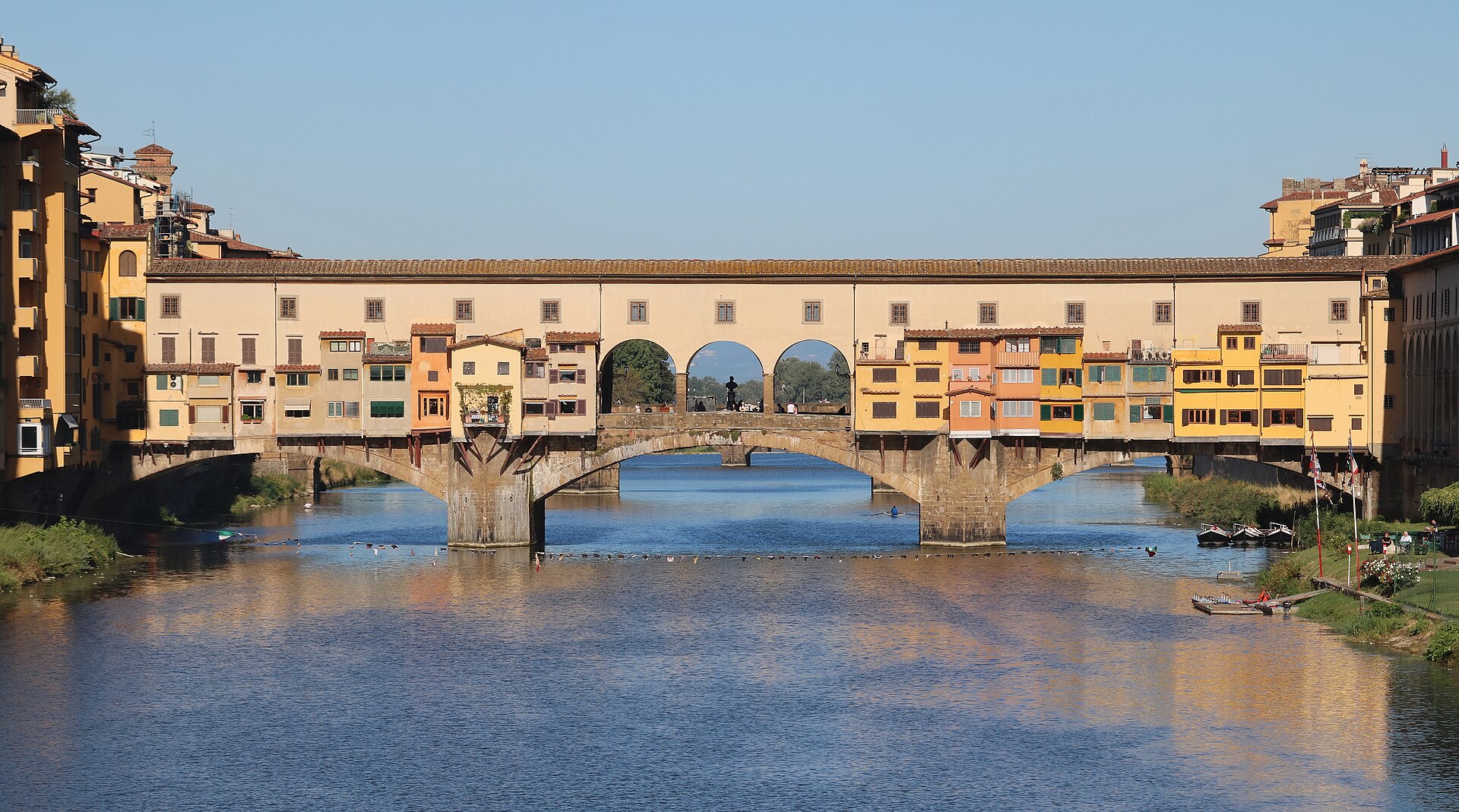 Ponte Vecchio over the Arno river in Florence — Florence, Italy